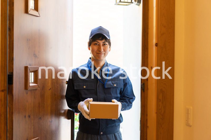 爽やかな雰囲気の宅配便デリバリースタッフ