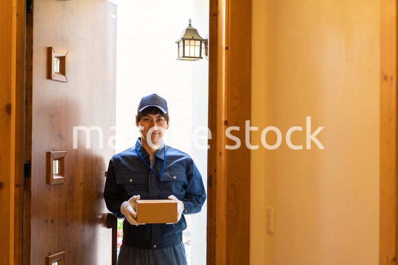 爽やかな雰囲気の宅配便デリバリースタッフ