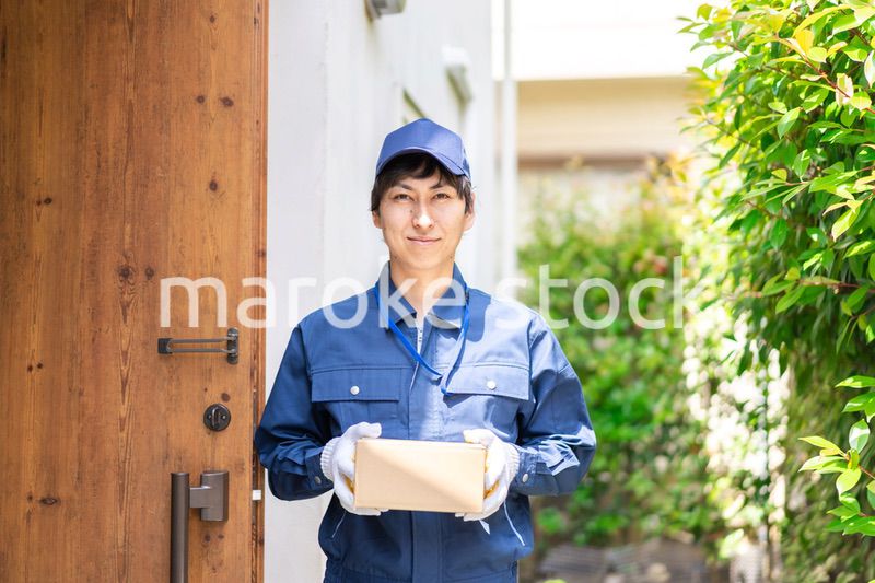 爽やかな雰囲気の宅配便デリバリースタッフ