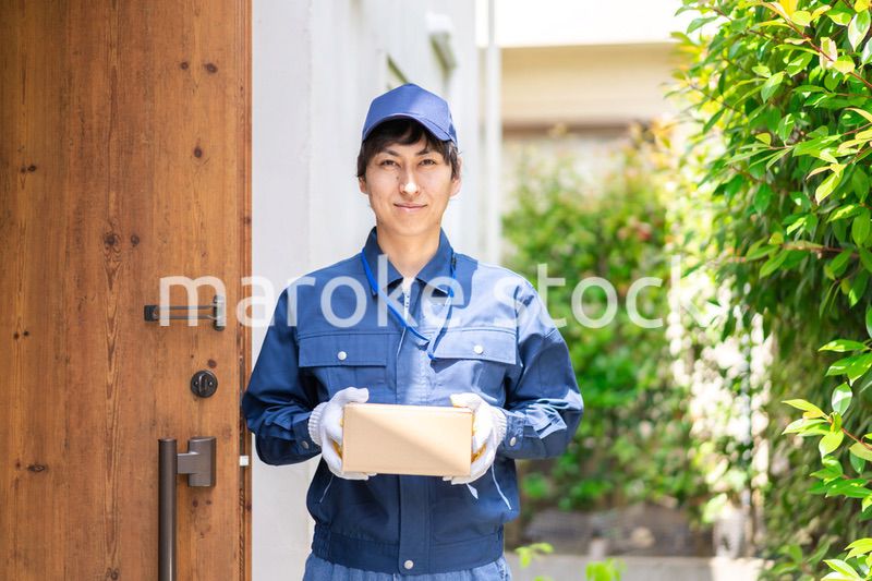 爽やかな雰囲気の宅配便デリバリースタッフ