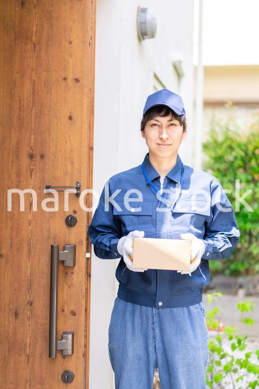 爽やかな雰囲気の宅配便デリバリースタッフ