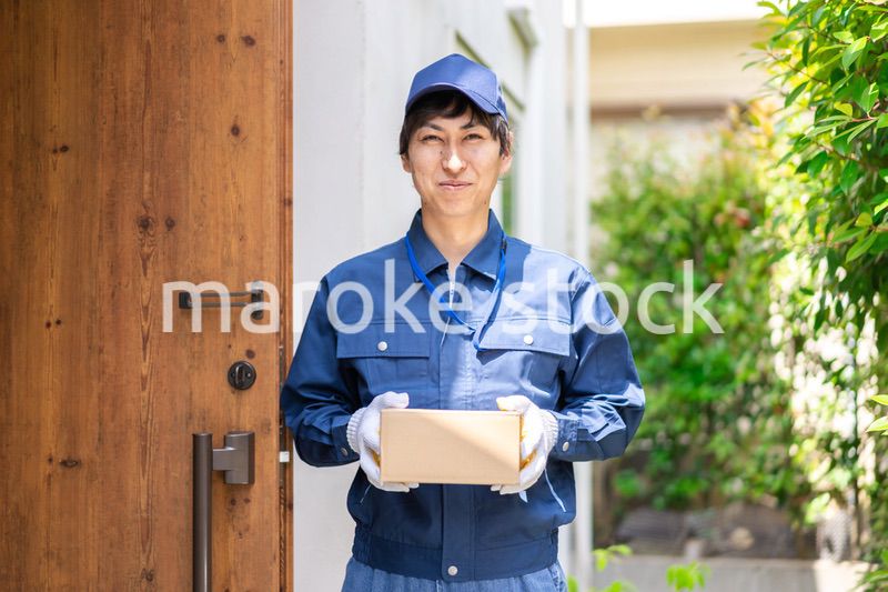 爽やかな雰囲気の宅配便デリバリースタッフ