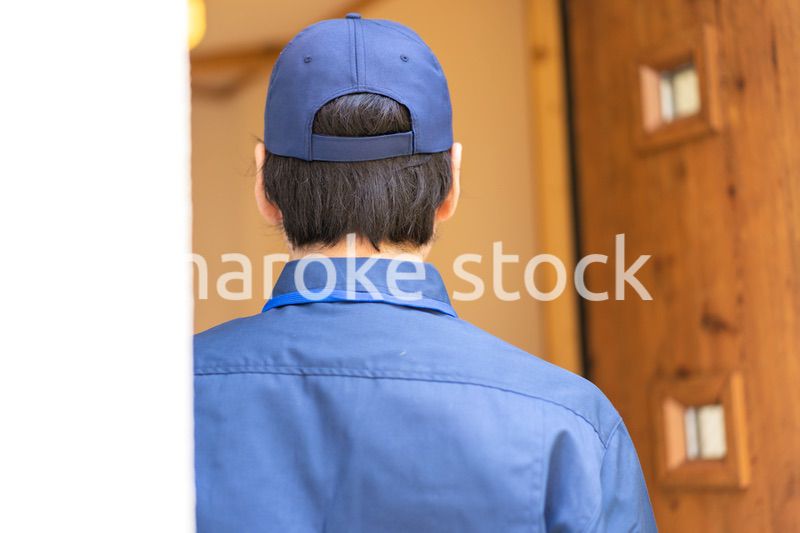 爽やかな雰囲気の宅配便デリバリースタッフ