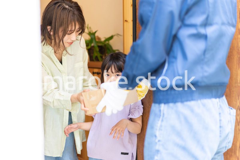 プレゼントの宅配便を受け取る小さな女の子