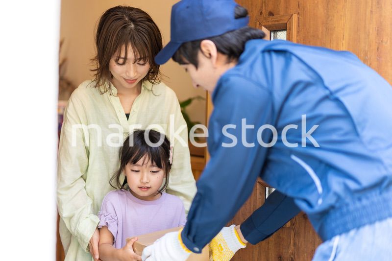 プレゼントの宅配便を受け取る小さな女の子