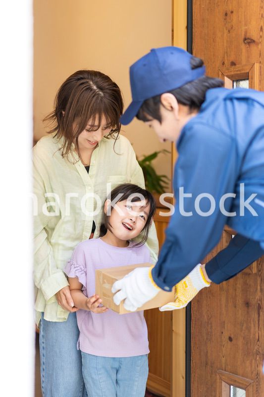 プレゼントの宅配便を受け取る小さな女の子