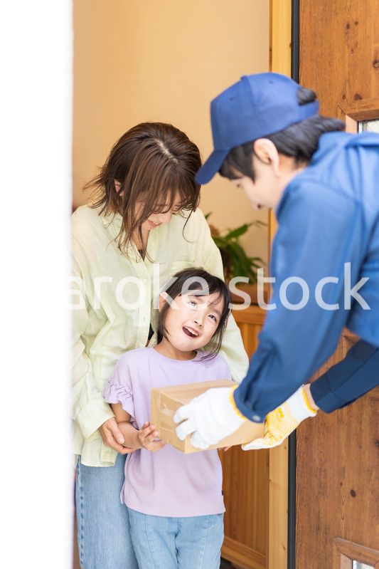 プレゼントの宅配便を受け取る小さな女の子