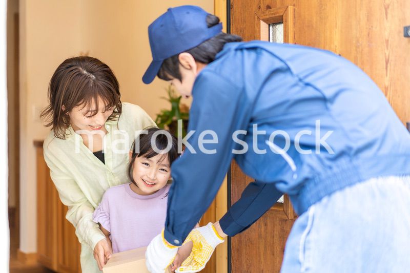 プレゼントの宅配便を受け取る小さな女の子