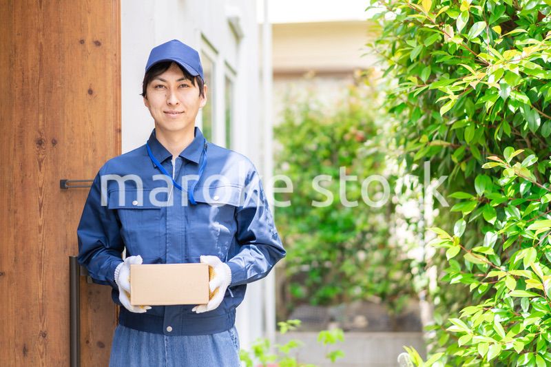 爽やかな雰囲気の宅配便デリバリースタッフ