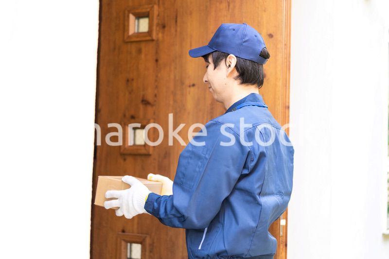 爽やかな雰囲気の宅配便デリバリースタッフ