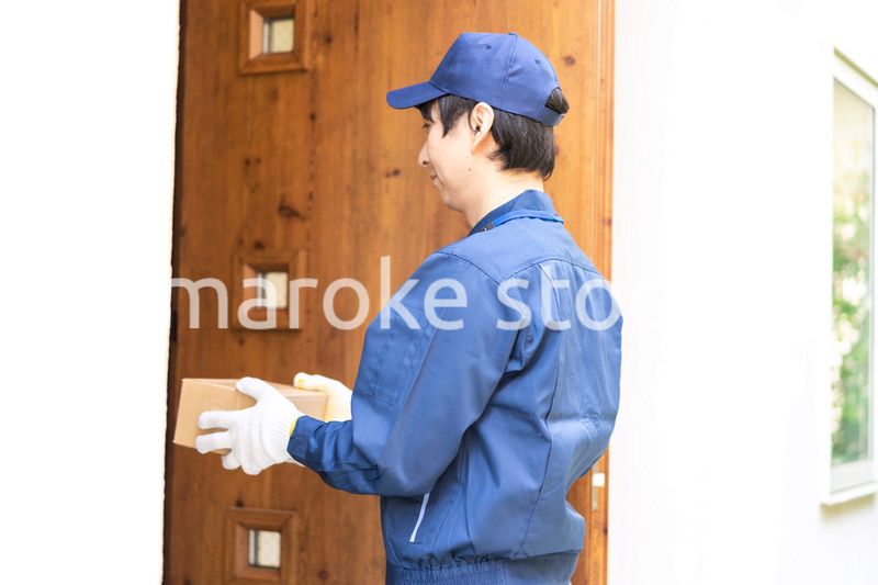 爽やかな雰囲気の宅配便デリバリースタッフ