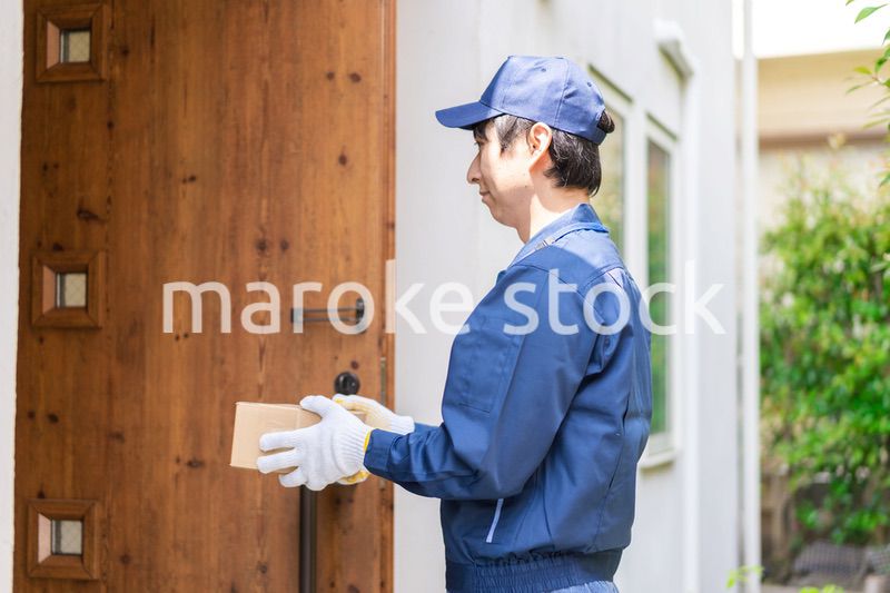 爽やかな雰囲気の宅配便デリバリースタッフ