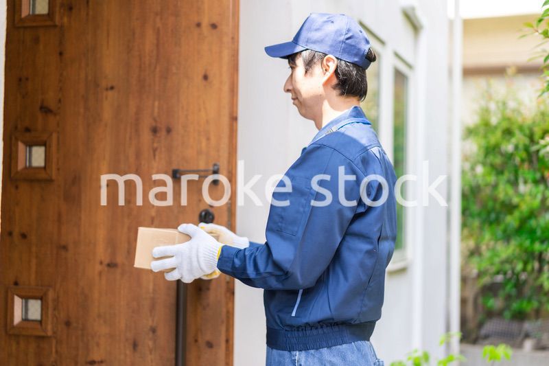 爽やかな雰囲気の宅配便デリバリースタッフ
