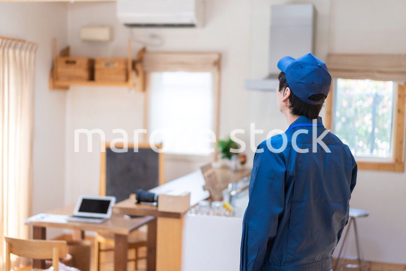 家のメンテナンスをする技術スタッフ