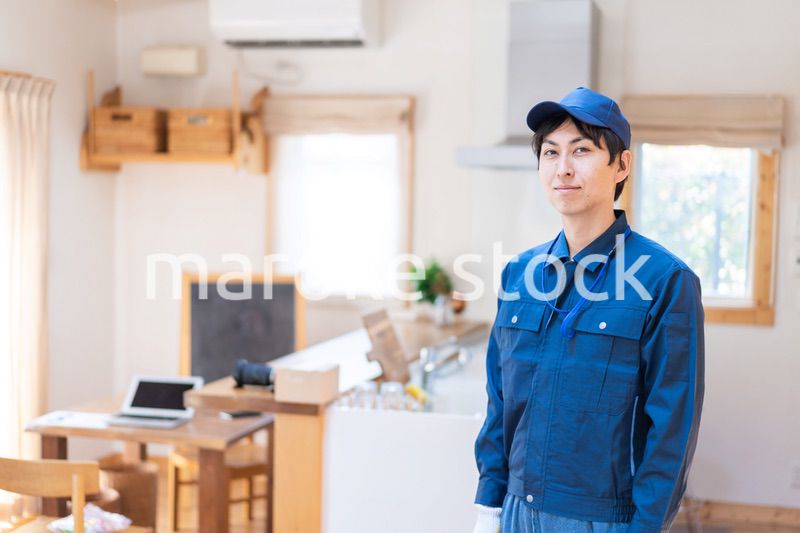 家のメンテナンスをする技術スタッフ