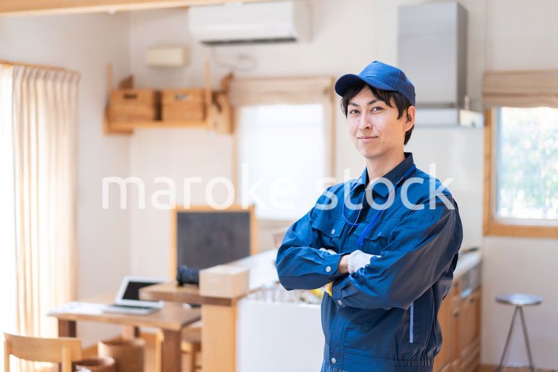 家のメンテナンスをする技術スタッフ