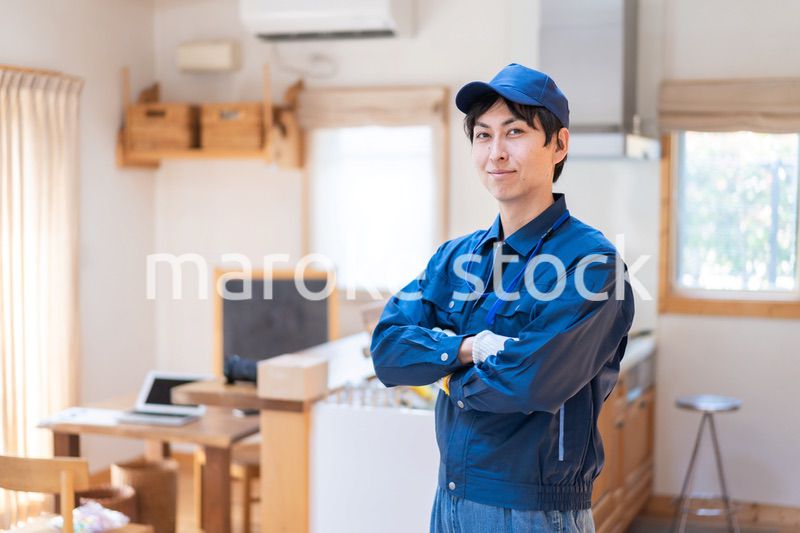 家のメンテナンスをする技術スタッフ