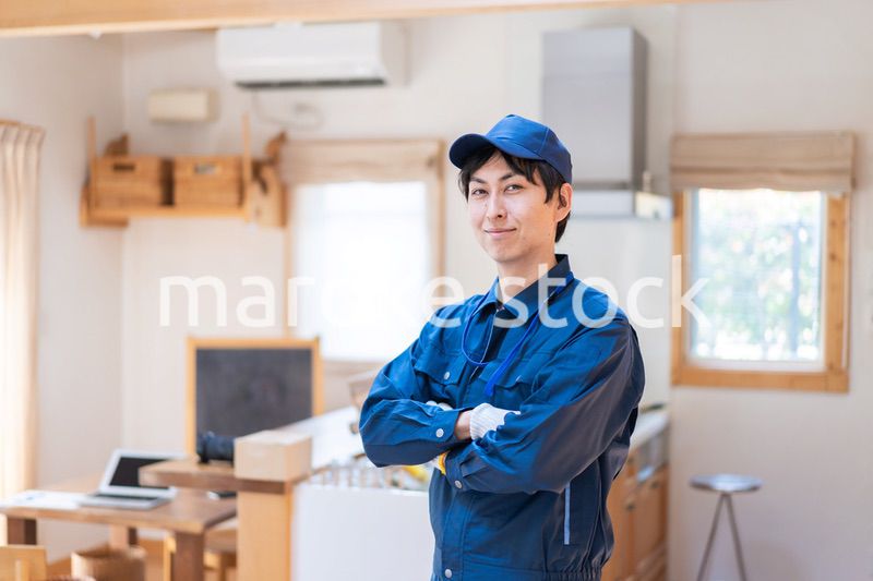 家のメンテナンスをする技術スタッフ