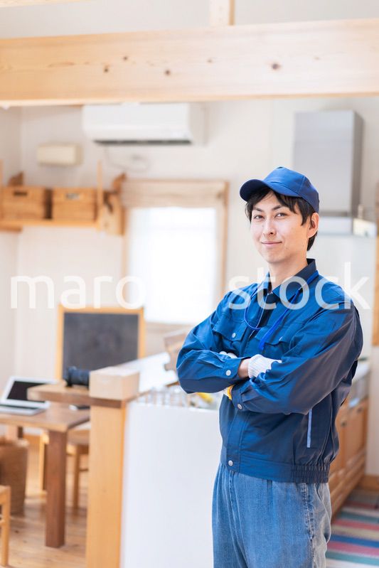 家のメンテナンスをする技術スタッフ