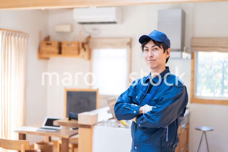 家のメンテナンスをする技術スタッフ