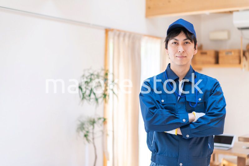 家のメンテナンスをする技術スタッフ