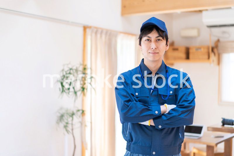 家のメンテナンスをする技術スタッフ