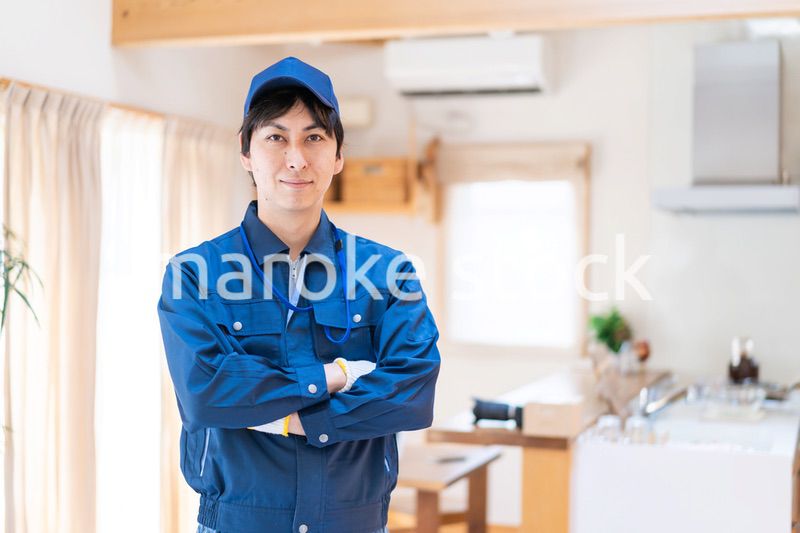 家のメンテナンスをする技術スタッフ