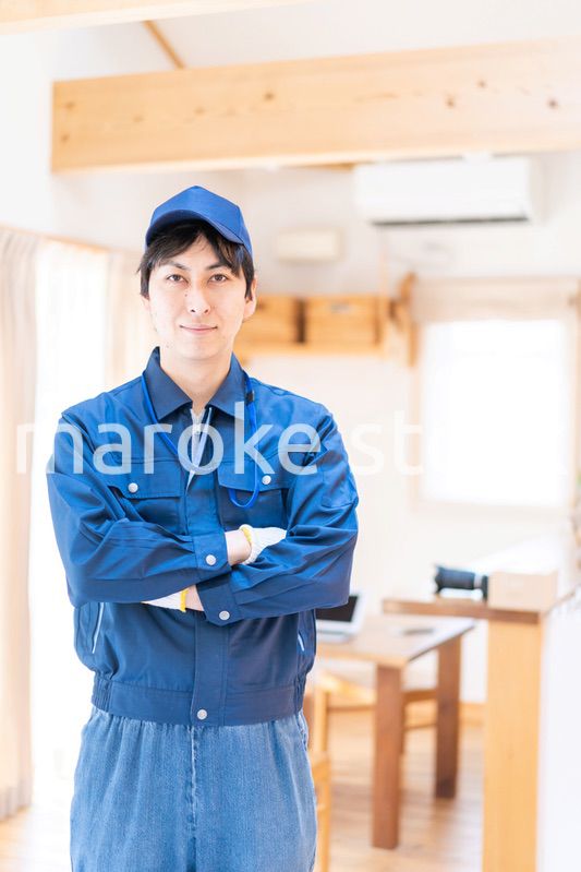 家のメンテナンスをする技術スタッフ