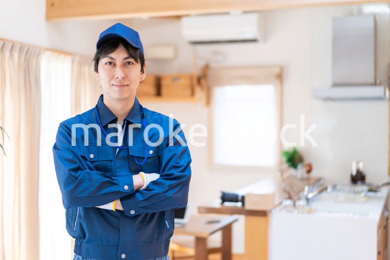 家のメンテナンスをする技術スタッフ