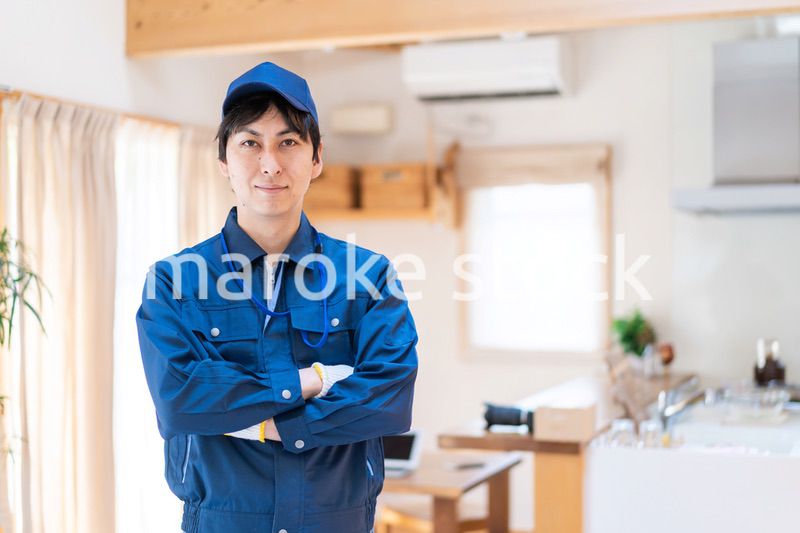 家のメンテナンスをする技術スタッフ