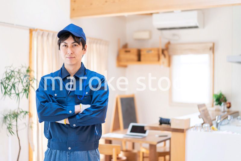 家のメンテナンスをする技術スタッフ
