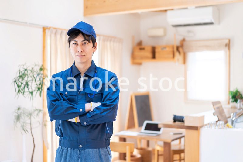 家のメンテナンスをする技術スタッフ