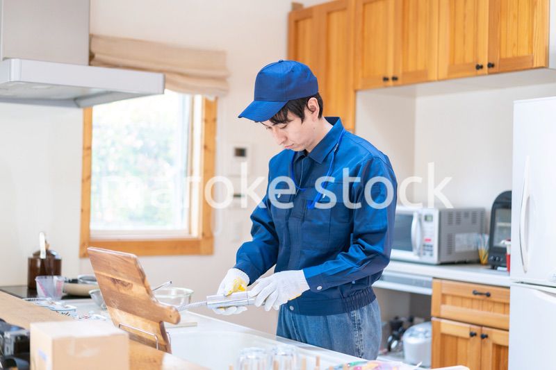 キッチンのメンテナンスをする技術スタッフ