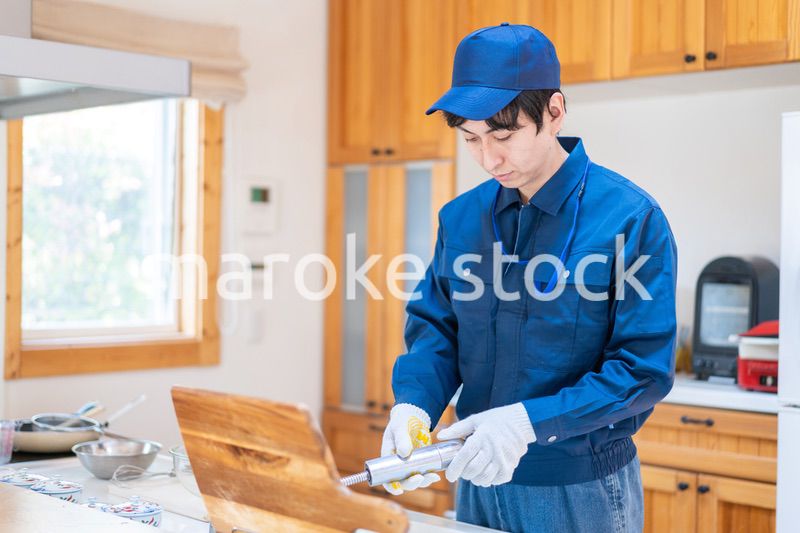 キッチンのメンテナンスをする技術スタッフ