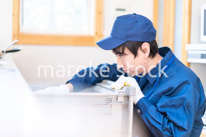 キッチンのメンテナンスをする技術スタッフ