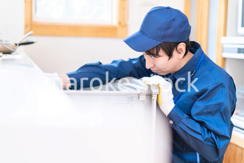 キッチンのメンテナンスをする技術スタッフ