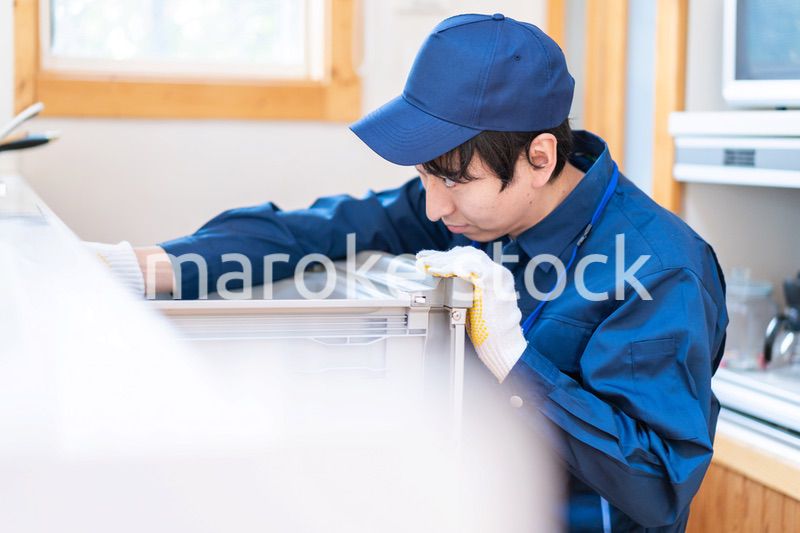 キッチンのメンテナンスをする技術スタッフ