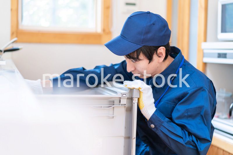 キッチンのメンテナンスをする技術スタッフ