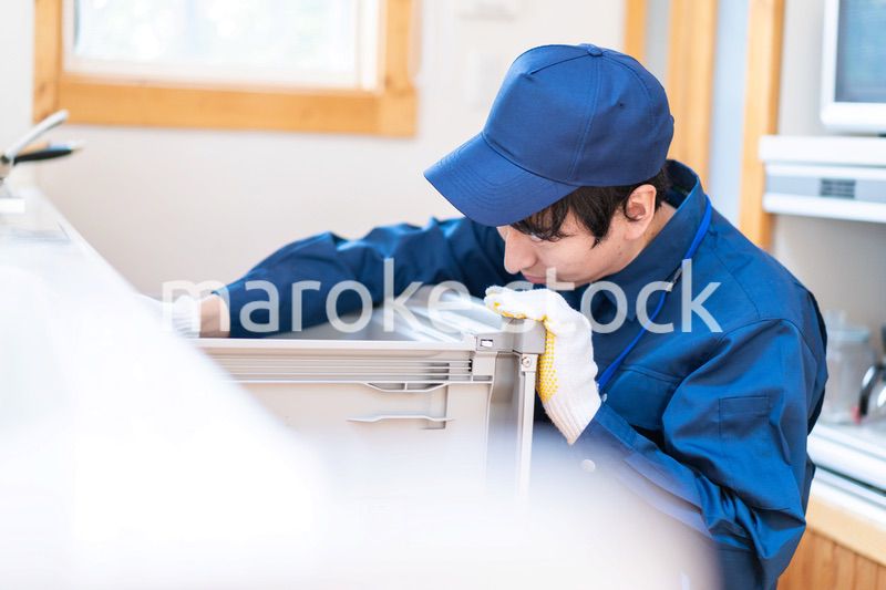 キッチンのメンテナンスをする技術スタッフ
