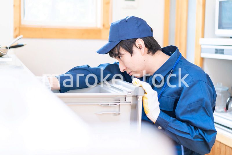 キッチンのメンテナンスをする技術スタッフ