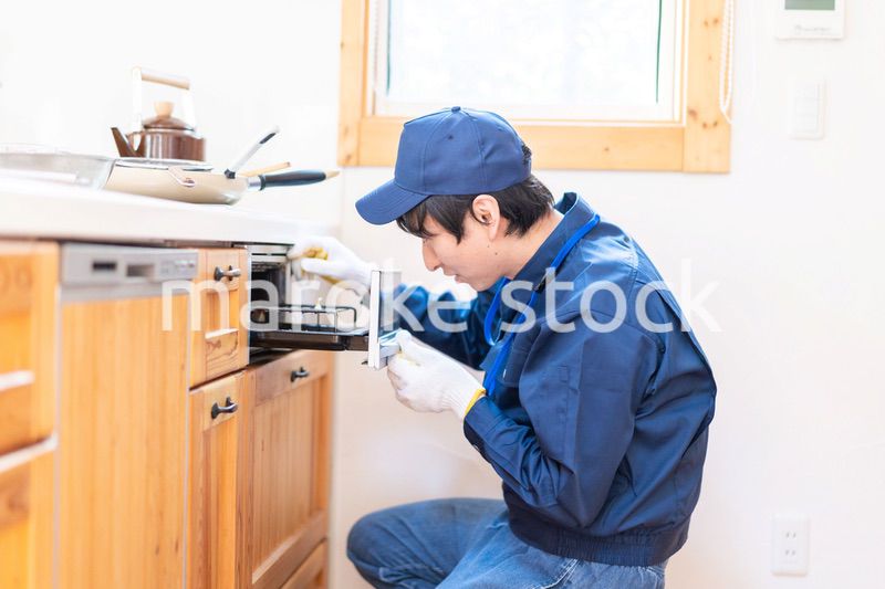 キッチンのメンテナンスをする技術スタッフ