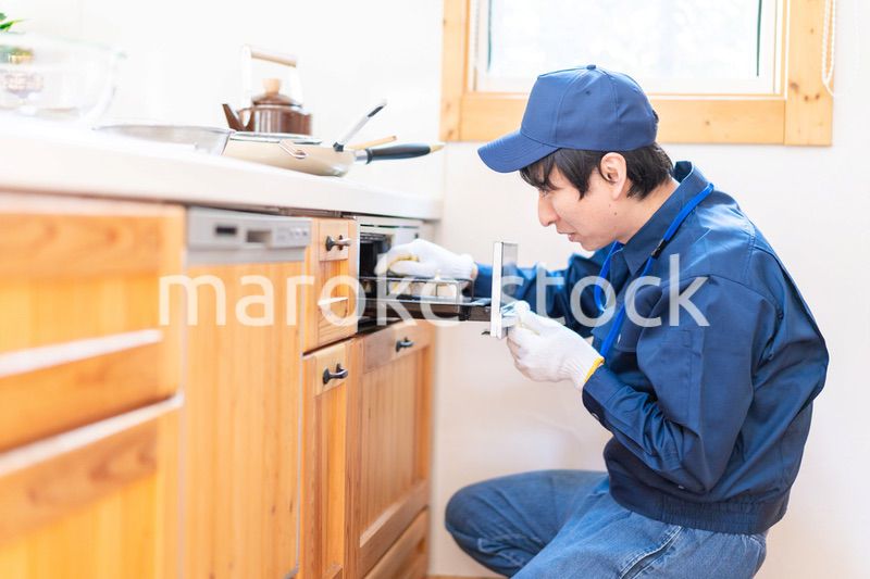 キッチンのメンテナンスをする技術スタッフ