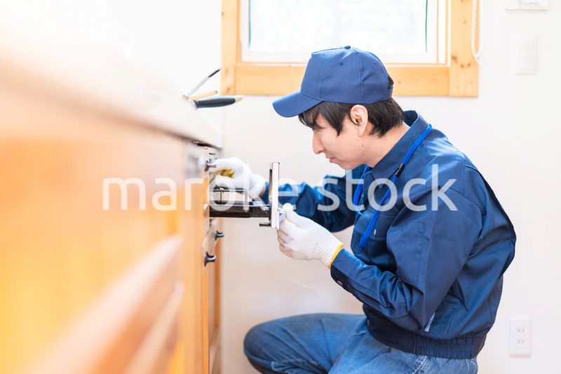 キッチンのメンテナンスをする技術スタッフ