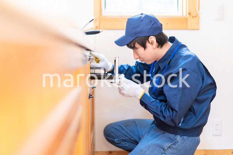 キッチンのメンテナンスをする技術スタッフ