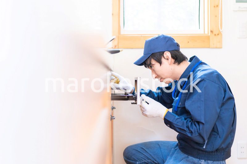 キッチンのメンテナンスをする技術スタッフ