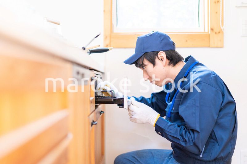 キッチンのメンテナンスをする技術スタッフ