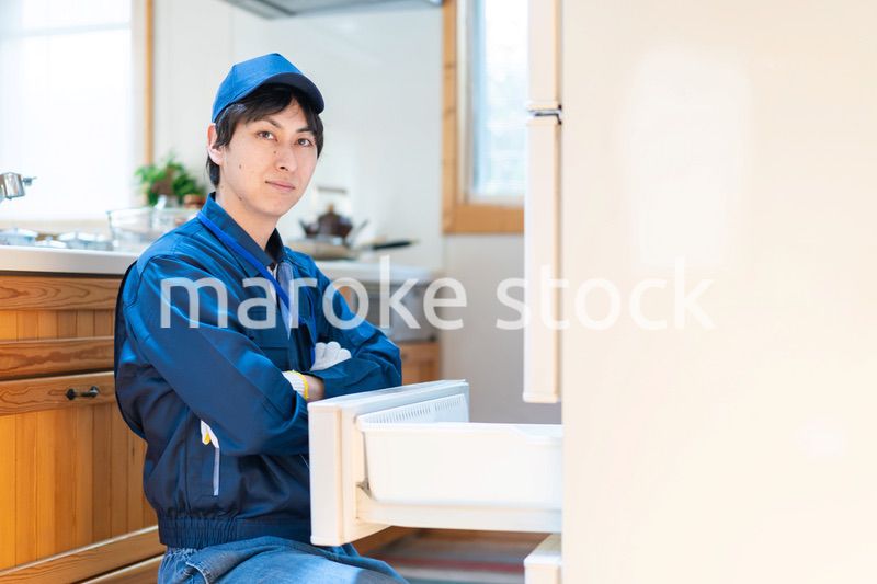 冷蔵庫の修理をする技術スタッフ