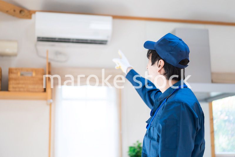 エアコンのメンテナンスをする技術スタッフ