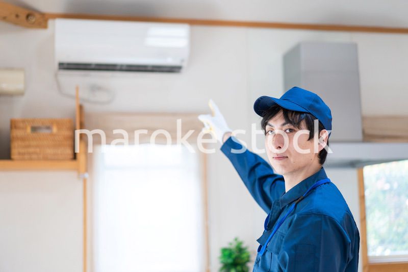 エアコンのメンテナンスをする技術スタッフ