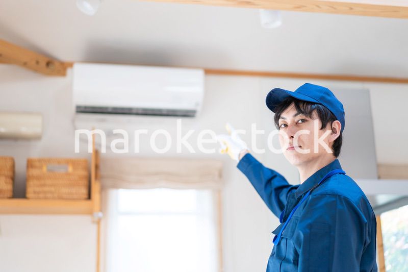 エアコンのメンテナンスをする技術スタッフ